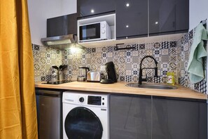 Refrigerador, microondas, parrilla de estufa y tostadora 