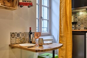 Refrigerador, microondas, parrilla de estufa y tostadora 