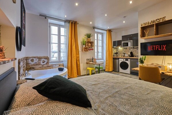 Tabla de planchar con plancha, wifi y ropa de cama 