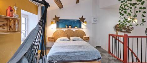 Tabla de planchar con plancha, wifi y ropa de cama