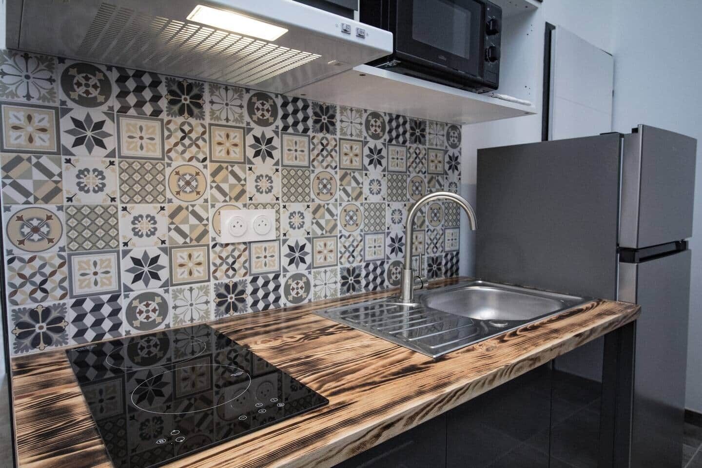 Réfrigérateur, micro-ondes, grille-pain