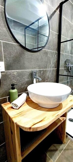 Ducha, secador de pelo, toallas y jabón