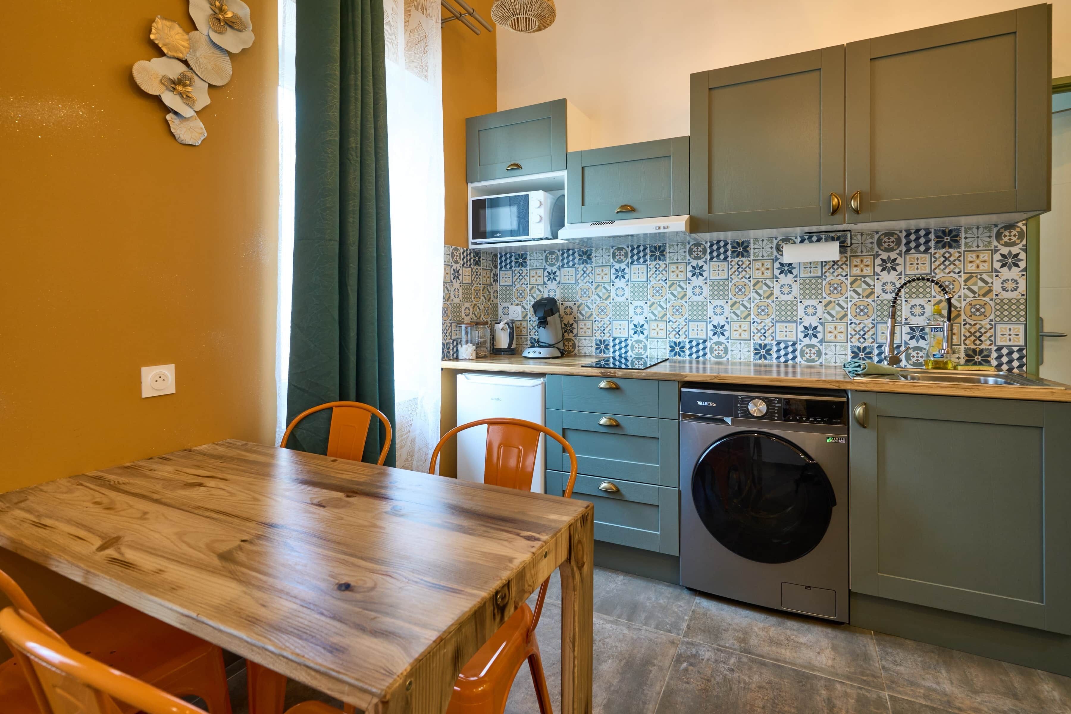 Kylskåp, mikrovågsugn, brödrost och grytor/köksredskap