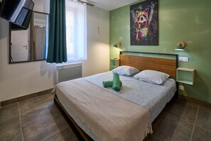 1 dormitori, planxa i posts de planxar, wifi gratuïta i roba de llit