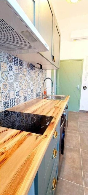Refrigerador, microondas, tostadora, utensilios de cocina