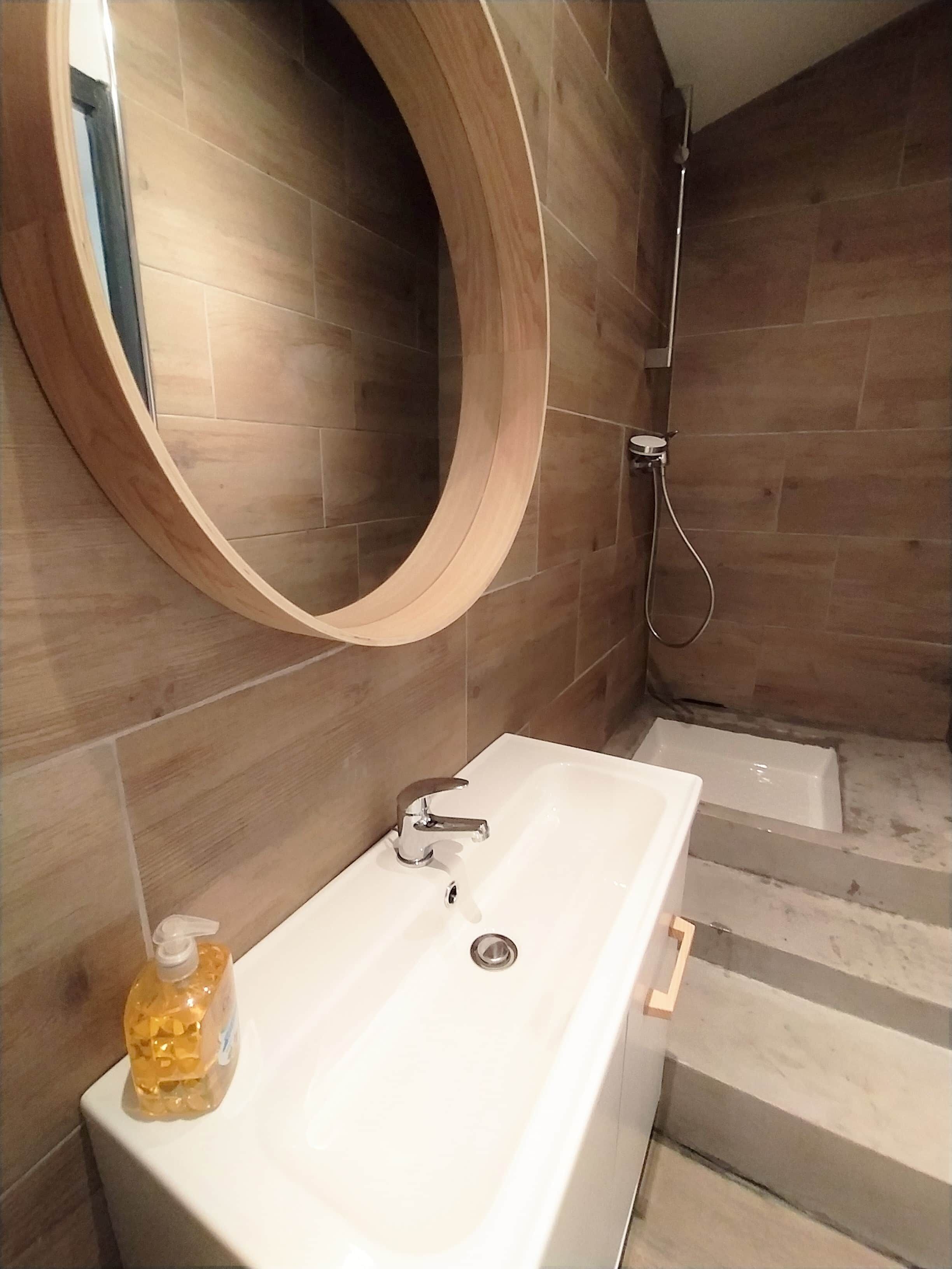 シャワー、ヘアドライヤー、タオル、石鹸