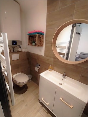 Douche, séchoir à cheveux, serviettes fournies, savon