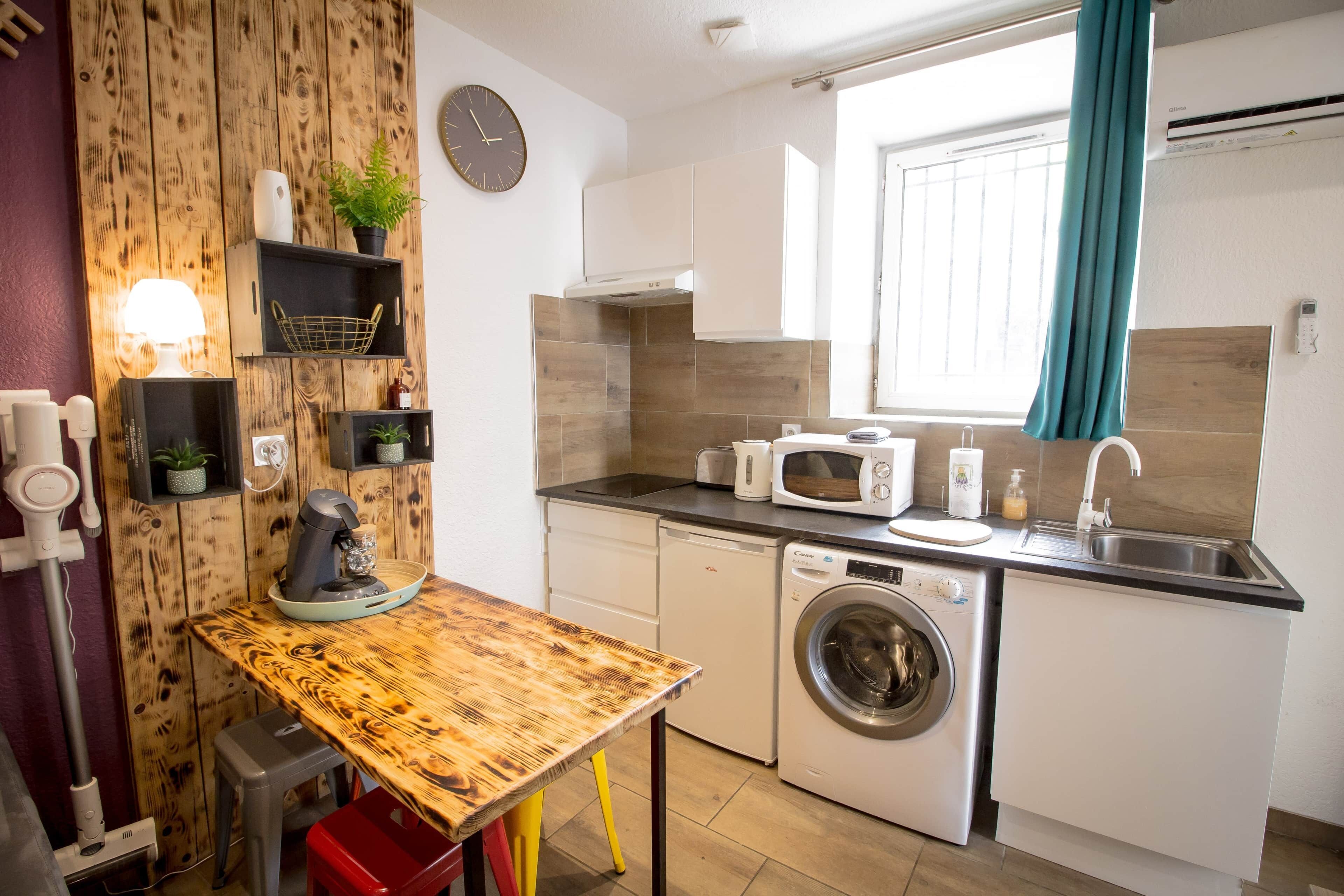 冷蔵庫、電子レンジ、トースター、調理器具と食器