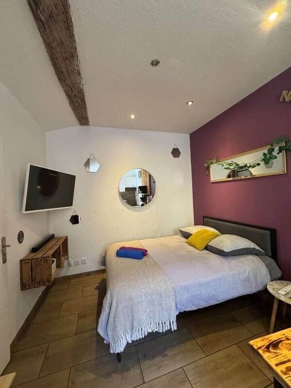 Tabla de planchar con plancha, wifi y ropa de cama