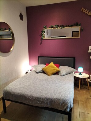 1 habitación, tabla de planchar con plancha, wifi gratis y ropa de cama 