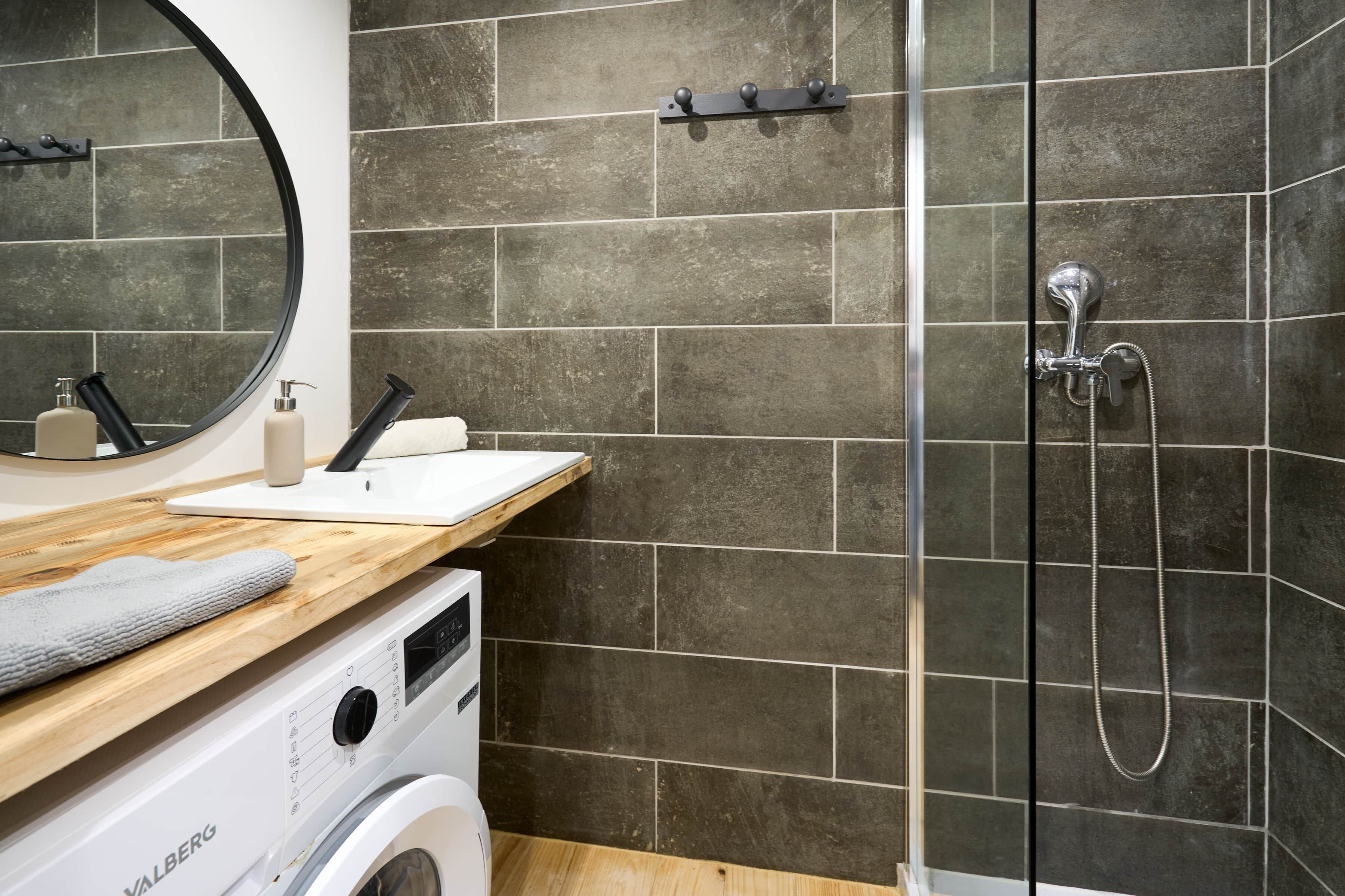 Chuveiro, secador de cabelo, toalhas de banho, sabonete