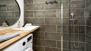 Douche, sèche-cheveux, serviettes fournies, savon