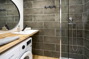 Douche, sèche-cheveux, serviettes fournies, savon