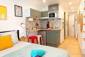 Iron/ironing board, WiFi, bed sheets