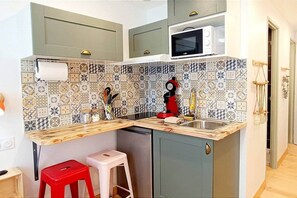 Fridge, microwave, toaster, cookware/dishes/utensils