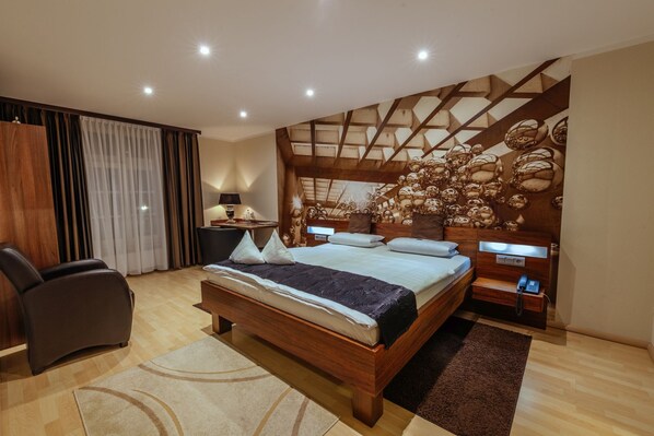 Deluxe Double Room, City View | In-room safe, desk, laptop workspace, soundproofing