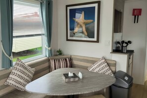 Cottage | Dining - Whitehouse Leisure Park - Holiday Accommodation 19055 (Abergele)