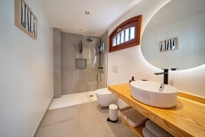 Een douche, handdoeken