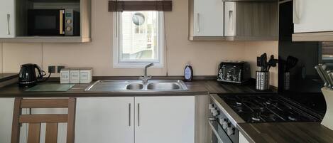 Mökki | Yksityinen keittiö | Keittoastiat/astiat/ruokailuvälineet