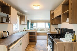 Cottage | Private kitchen | Cookware/dishes/utensils - Marton Mere Holiday Village - Holiday Accommodation 18682 (Blackpool)