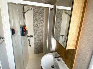 Cottage | Bathroom | Shower, hair dryer - Thornwick Bay Holiday Village - 20633 (Bridlington)