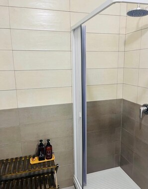 Chuveiro, secador de cabelo, bidê, toalhas de banho