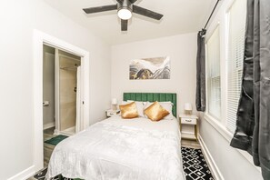 3 slaapkamers, een strijkplank/strijkijzer, wifi, beddengoed