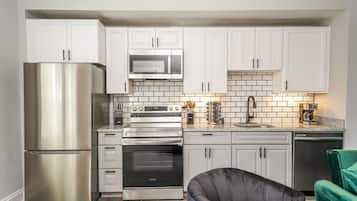 Een koelkast, een microgolfoven, een oven, een kookplaat