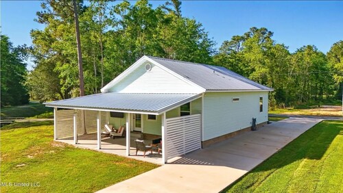 Coastal Cottage near Casino, Golf and Downtown BSL - one of a kind!