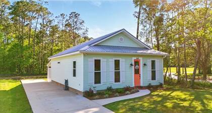 Coastal Cottage near Casino, Golf and Downtown BSL - one of a kind!