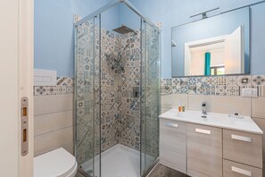 Een douche, een haardroger, handdoeken