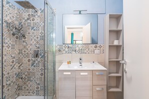 Shower, hair dryer, towels - Apartment 'Casacecilia Relax Paola' with Private Terrace, Wi-Fi and Air Conditioning (Siracusa)