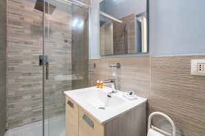 Een douche, een haardroger, handdoeken