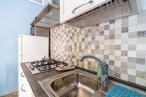 Kühlschrank, Mikrowelle, Herdplatte, Wasserkocher mit Kaffee-/Teezubehör