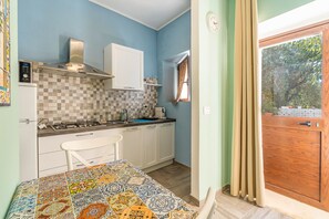 Kühlschrank, Mikrowelle, Herdplatte, Wasserkocher mit Kaffee-/Teezubehör