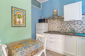 Kühlschrank, Mikrowelle, Herdplatte, Wasserkocher mit Kaffee-/Teezubehör