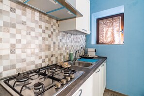 Kühlschrank, Mikrowelle, Herdplatte, Wasserkocher mit Kaffee-/Teezubehör