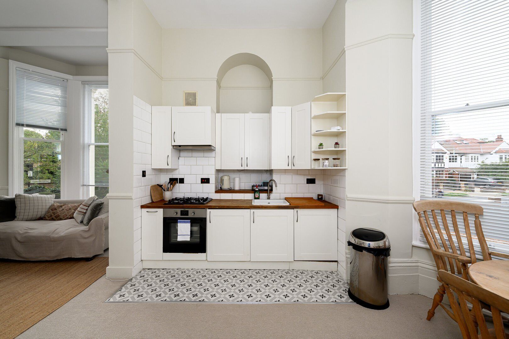 Kühlschrank, Ofen, Wasserkocher mit Kaffee-/Teezubehör, Toaster