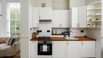 Kühlschrank, Ofen, Wasserkocher mit Kaffee-/Teezubehör, Toaster