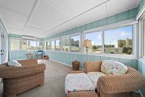 Smart TV - 🏖️Sands of Time | Pet Friendly 2BR Home | Prime Location | Walk to the Beach (Gulf Shores)