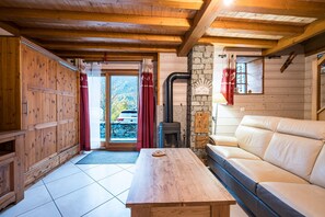 Un interno in legno con un divano, un tavolo e un camino.