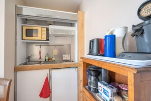 ثلاجة، ميكروويف، موقد طهي مسطح، ماكينة لصنع القهوة/الشاي