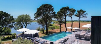 Exceptional villa with swimming pool and breathtaking view of pond and ocean