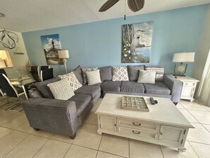 Living area - 4202 -Delightful 2-bed/2bath condo with fantastic view. Close to beaches and IMG (Bradenton)