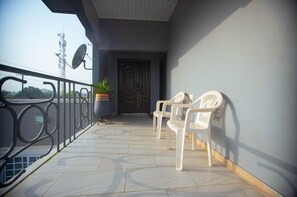 Terrace/patio - Groove Haven Lodge. Cozy and Inviting House in Accra, Ghana's, vibrant town  (Buduburam)