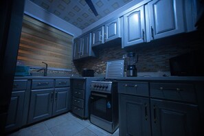 Microwave, oven, stovetop - Groove Haven Lodge. Cozy and Inviting House in Accra, Ghana's, vibrant town  (Buduburam)