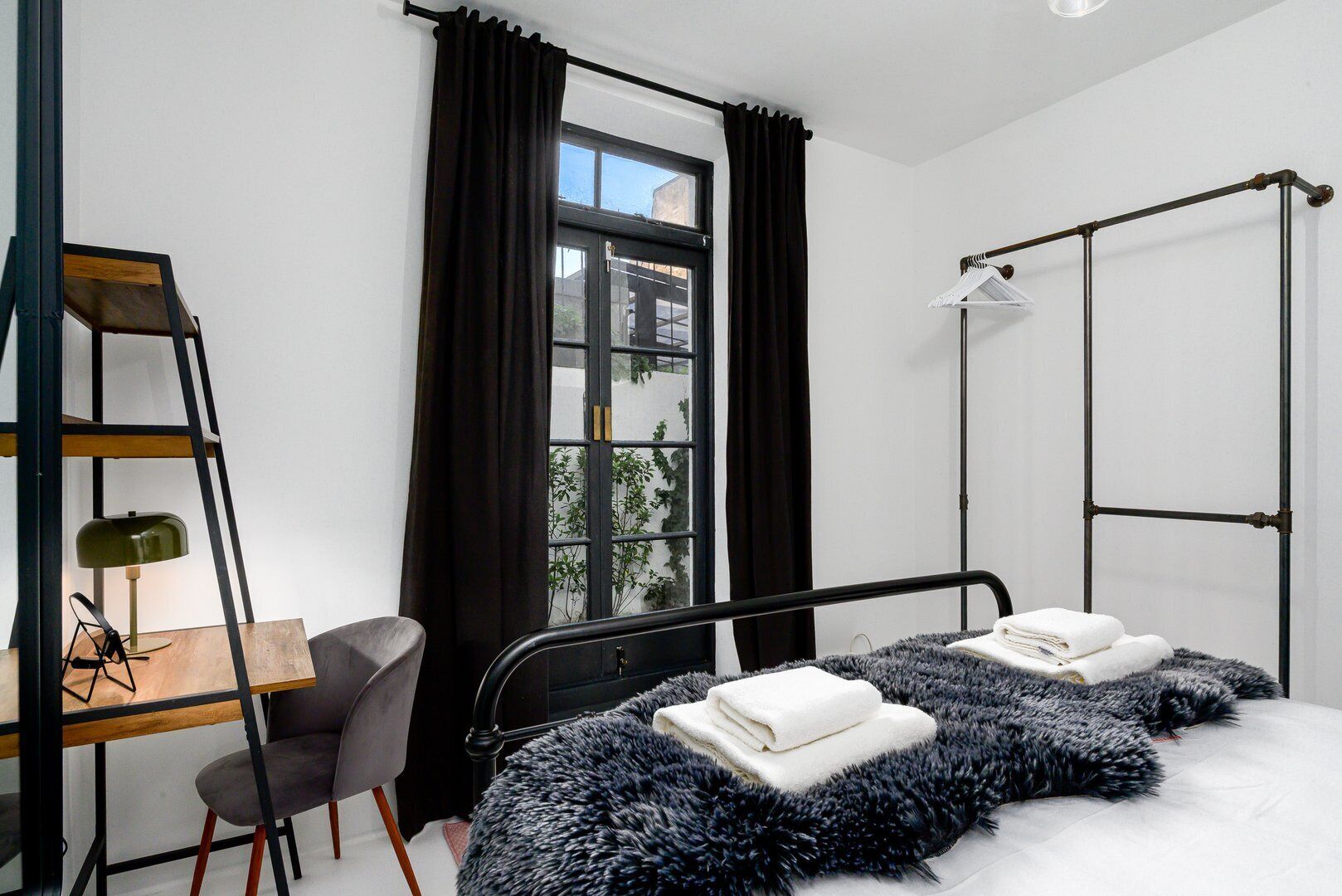 2 bedrooms, iron/ironing board, internet, bed sheets