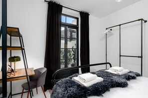 3 bedrooms, iron/ironing board, internet, bed sheets
