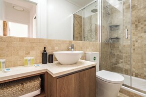 Shower, hair dryer, towels - Lemongrass Apartment, Rato, Lisbon (Lisboa)