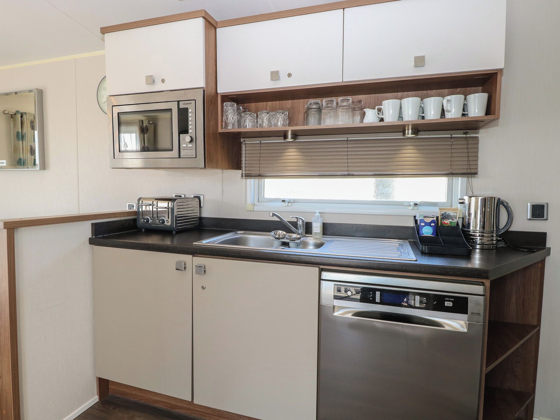 Cottage | Private kitchen | Dishwasher, cookware/dishes/utensils